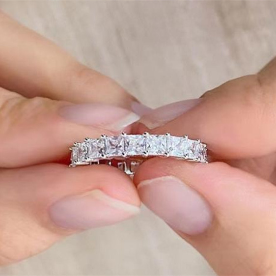 Wearing moissanite jewelry with skill will make you more beautiful