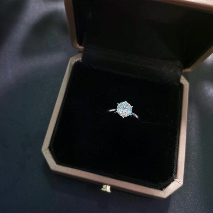 What is the difference between moissanite and diamond? Is it embarrassing to use moissanite?