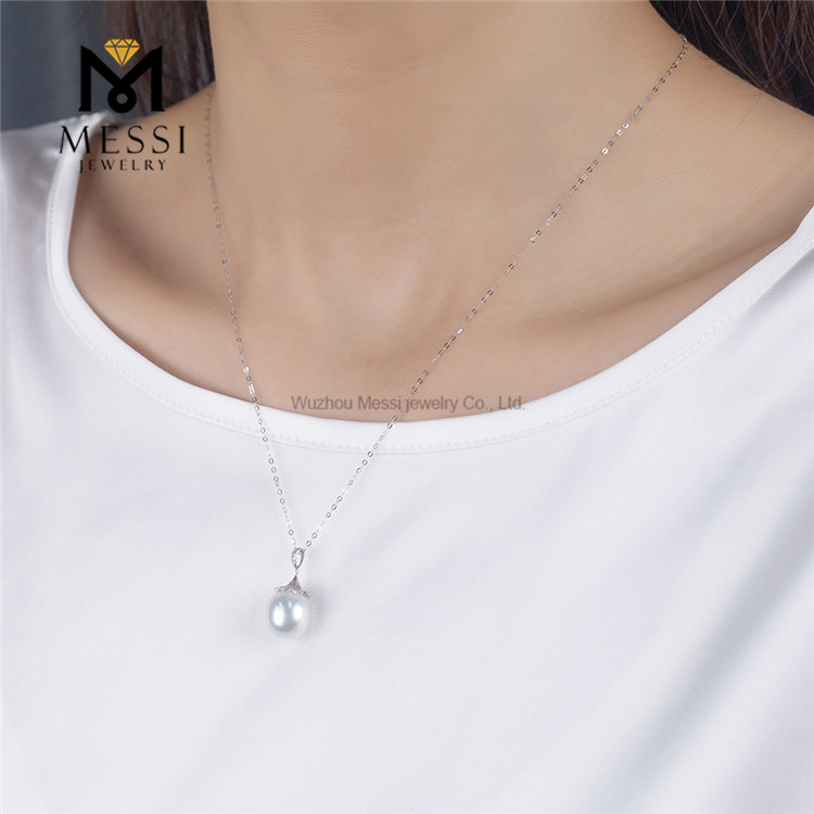 Seawater pearl necklace